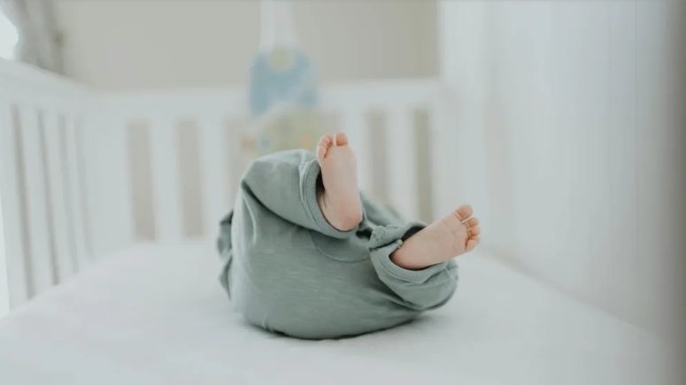 Egy férfi az unokám sírása miatt elűzött a helyemről a repülőn – de nem számított rá, ki fogja elfoglalni a helyemet.