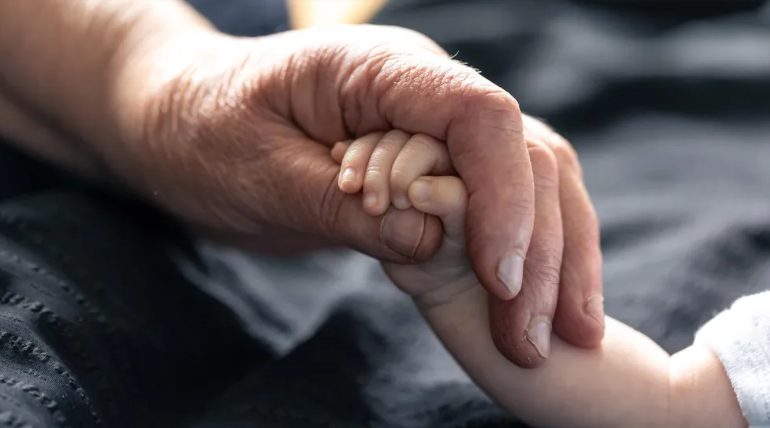 A pincérnő azt mondta nekem és az unokámnak, hogy hagyjuk el a kávézót – pillanatokkal később megváltozott az életünk.
