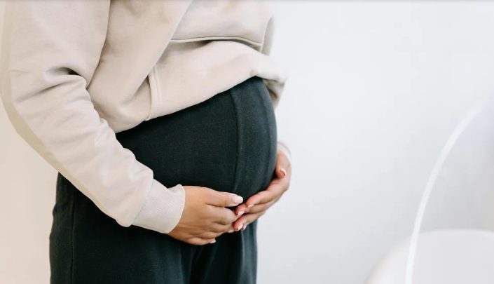Miután megszültem, és a férjem meglátta a babánk arcát, minden éjjel titokban elszökött – ezért követtem őt.