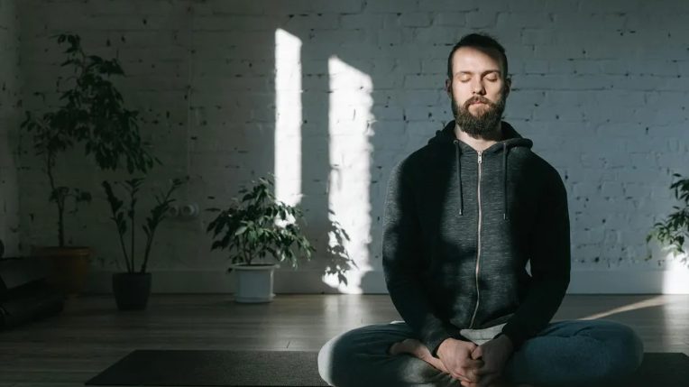 Az unokám egy jógaszőnyegen hagyott aludni, hogy ne kelljen szállodát fizetnie, kevesebb mint 24 órával később pedig a karma lecsapott.