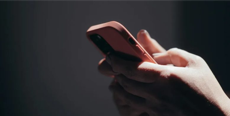 Egy elegáns nő kigúnyolt, amiért pincérnőként dolgozom – ekkor a férje rácsapott az asztalra, és az egész étteremben csend lett.