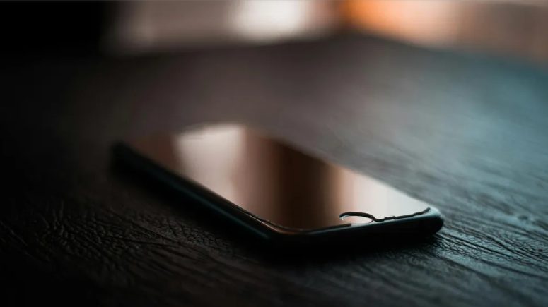 Egy férfi az unokám sírása miatt elűzött a helyemről a repülőn – de nem számított rá, ki fogja elfoglalni a helyemet.