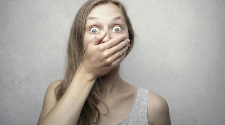 A szomszédom tojásokkal dobálta meg az autómat, mert eltakartam a kilátását a Halloween-kiállítására — ezért készítettem egy „meglepetést”, amit nem fog elfelejteni.