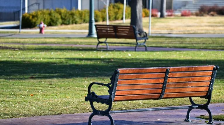 Síró babát találtam egy padon magára hagyva - amikor megtudtam, ki az, felborult az életem