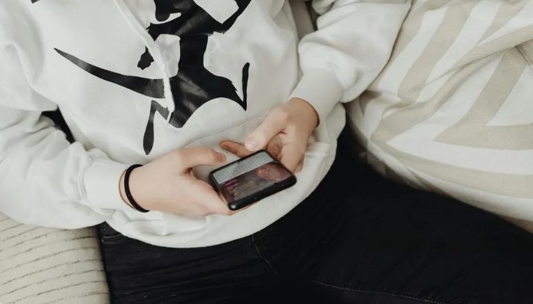 Ötéves gyermekem mindig távolságtartó volt az új férjem jelenlétében — amikor megkérdeztem tőle, miért, halkan azt mondta: „Azt mondta, hogy én egy probléma vagyok.”