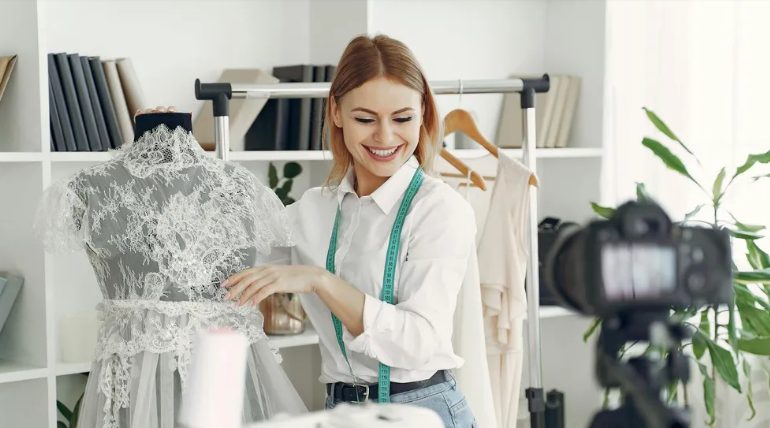 Apám barátnője megpróbált elhomályosítani engem a saját esküvőmön – ezért megfordítottam a helyzetet, és mindenki tapsolt.