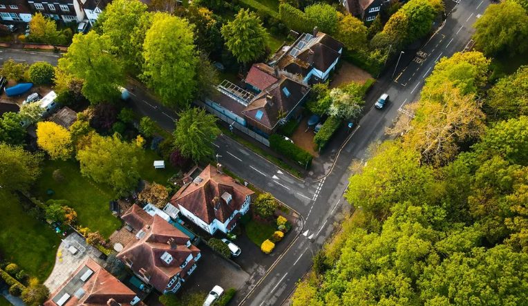 A szomszédom egy hónapig blokkolta a bejárómat — ezért hagytam, hogy a lakóközösség (HOA) olyan leckét adjon neki, amit soha nem fog elfelejteni.
