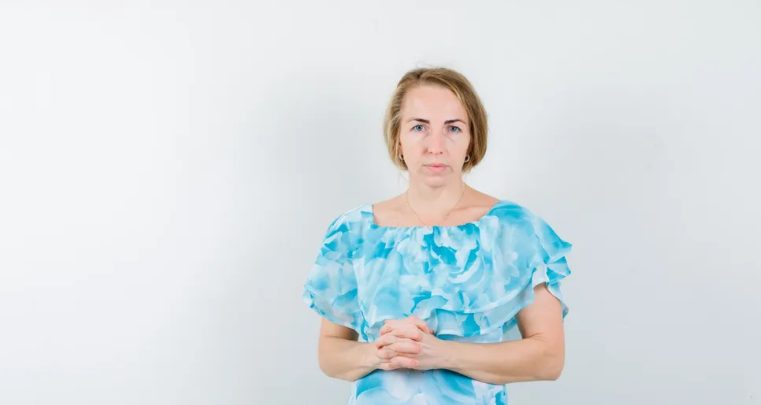 A felnőtt mostohalányom mindenhol szemetet hagyott a házamban, és házvezetőnőként kezelt — ezért megtanítottam neki egy leckét.