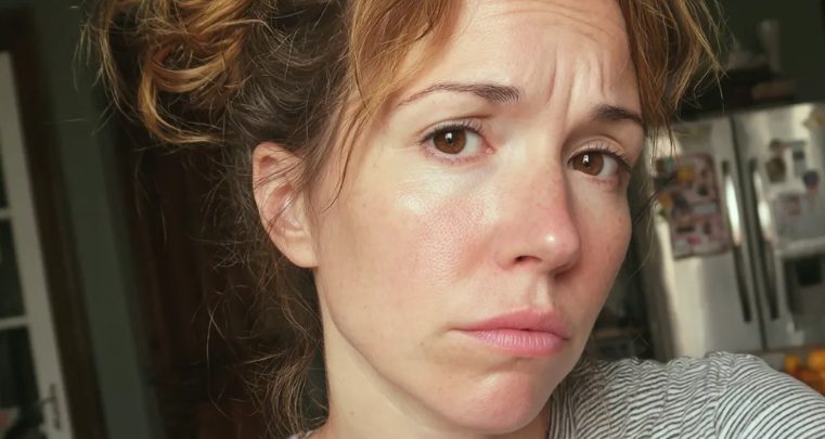 A férjem kinevetett, mondván: „Mindig úgy nézel ki, mintha épp most keltél volna fel az ágyból”, miközben én a három gyerekünkről gondoskodtam – ő semmit sem látott előre.