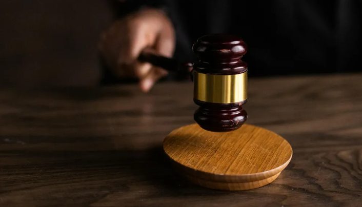 A bíróságon megvádolt anya látja, hogy a néma, 13 éves fia ezt írja: „Van egy felvételem. Tudom, ki tette.”