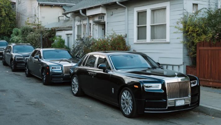 Örökbe fogadtam egy Down-szindrómás kislányt, akit senki sem akart, közvetlenül azután, hogy tizenegy Rolls-Royce parkolt le a verandám előtt.