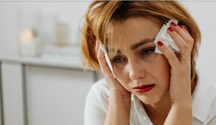 Az anyósom a néhai fiam ruháit a szemétbe dobta, de én mindenki előtt felfedtem egy még szörnyűbb titkát.
