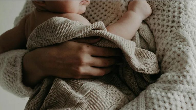 Síró babát találtam egy padon magára hagyva - amikor megtudtam, ki az, felborult az életem