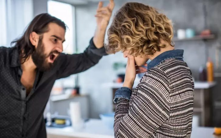 A férjem kidobott a házból, miután kiderült, hogy terhes vagyok — 26 évvel később a fiam meglátogatta őt – Az én történetem