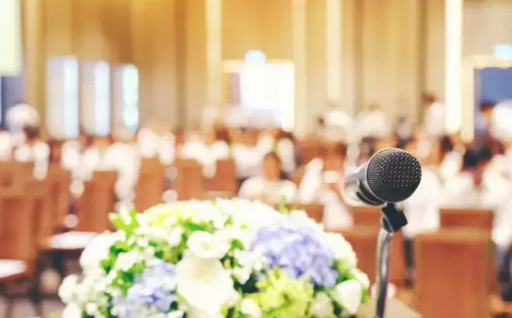 A vőlegény takarító anyját gúnyolják a sógorok, amíg fel nem lép, hogy gratuláljon az ifjú párnak – A nap története