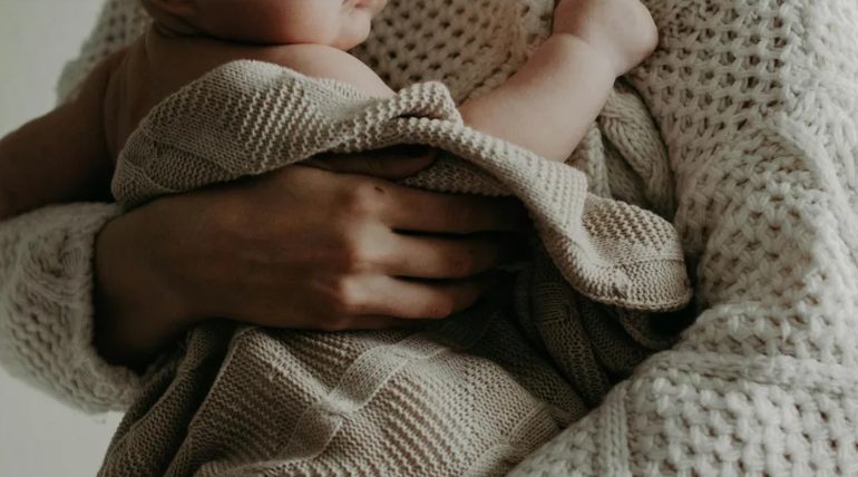 Elaludtam a babámmal a mosodában – de amikor kinyitottam a mosógépet, nem hittem a szememnek, amit benne láttam.