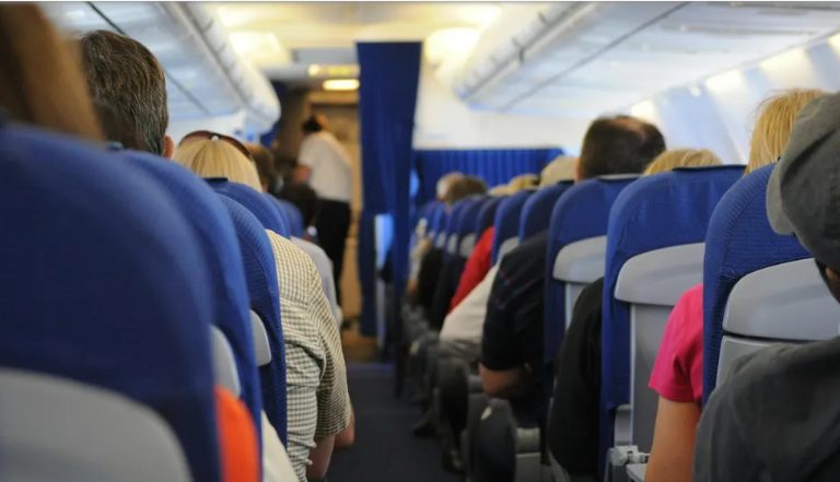 Átadtam az üzleti osztályú helyemet egy nagymamának és az unokájának – fogalmam sem volt, hogy ez meg fogja változtatni az életemet.
