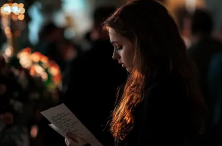 Amikor rájöttem, hogy a szüleim kint várnak a hidegben a házamnál, míg a házastársam szülei bent szórakoznak, tudtam, hogy cselekednem kell – és ami ezután történt, teljesen felforgatta a helyzetet.