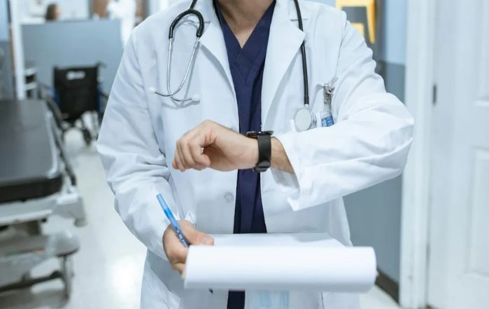 Az újszülöttem az ügyeleten sírt, amikor egy Rolexes férfi azt mondta, hogy erőforrásokat pazarolok – aztán az orvos berontott, és mindenkit megdöbbentett