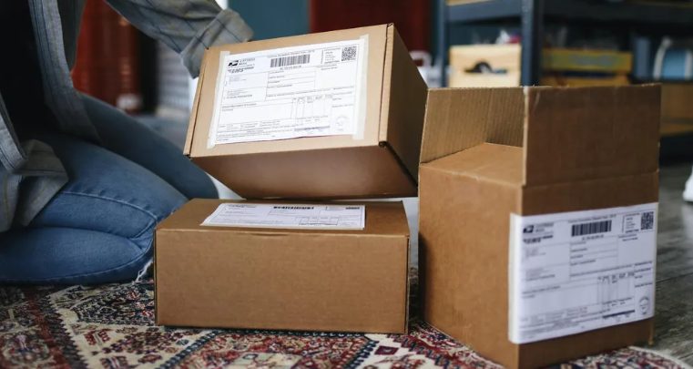 A felnőtt mostohalányom mindenhol szemetet hagyott a házamban, és házvezetőnőként kezelt — ezért megtanítottam neki egy leckét.