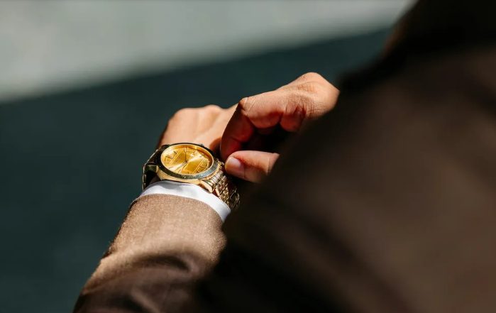 Az újszülöttem az ügyeleten sírt, amikor egy Rolexes férfi azt mondta, hogy erőforrásokat pazarolok – aztán az orvos berontott, és mindenkit megdöbbentett
