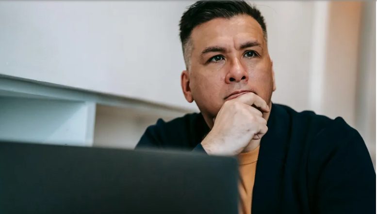 Ettem adtam egy éhes veteránnak és a kutyájának – egy hónappal később a főnököm dühösen berángatott az irodájába, és az egész életem a feje tetejére állt.