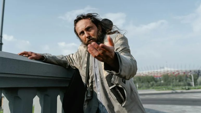 Egy hajléktalan férfi megkért, hogy fogadjam be a kutyáját – egy hónappal később titokzatos levelet kaptam.