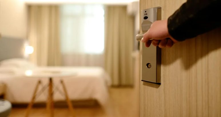 Egy követelőző nő kigúnyolt engem, amiért szobalányként dolgozom egy luxus tengerparti üdülőhelyen — az éjszaka végére mindkettőnk élete teljesen megváltozott.