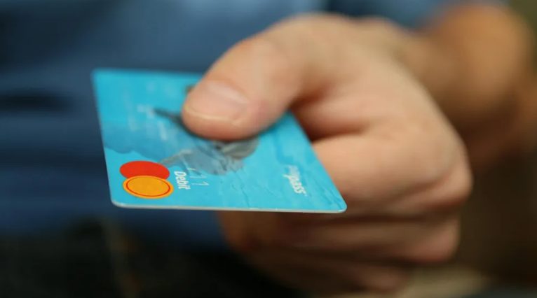 Az emberek kinevettek, amikor a kártyámat elutasították, miközben a kis unokámat tartottam a karomban – majd egy hang mögöttem azt mondta: „Asszonyom. Ön a babával.”