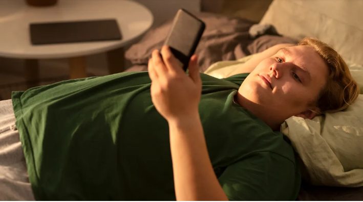 A fiú hét éve csak videohívásban beszél az anyjával, de elhagyatott házat talál, amikor végre meglátogatja – a nap története.