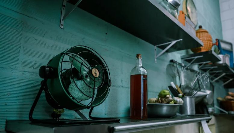 Pincért kirúgnak, mert hajléktalant enged éjszakázni az étteremben – másnap reggel egy repülőjegy van az ajtaja előtt.