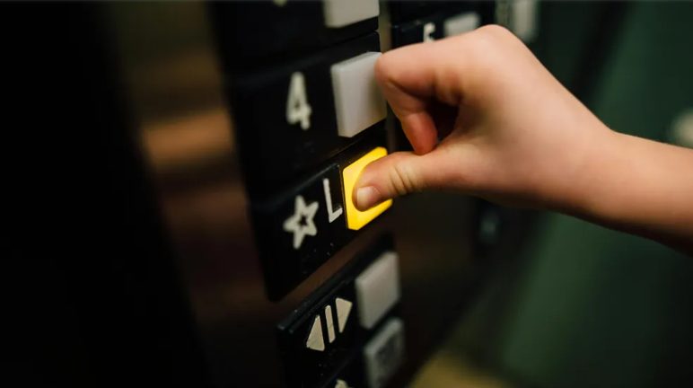 Találtam egy babát, akit egy liftben hagytak – egy évvel később megtudtam az igazságot a gyermekről.