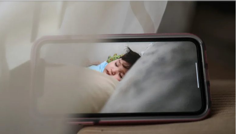 Otthagytam a férjemet egyedül a babával – de a bébikamerán láttam, hogy egy másik nő tartja a gyermekemet.