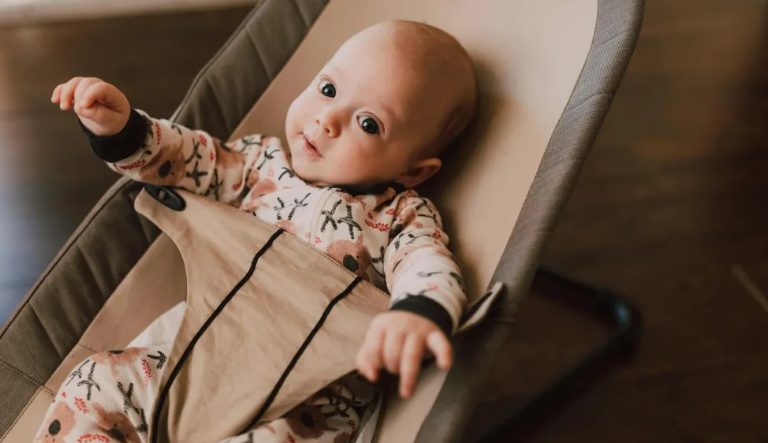 Örökbe fogadtam egy babát, akit a tűzoltóságon hagytak – öt évvel később egy nő kopogott az ajtómon, és azt mondta: „Vissza kell adnia a gyermekemet.”