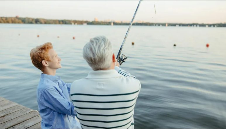 Mindenki nevetett, amikor segítettem egy szegény öregembernek a luxus cipőboltban – egészen addig, amíg elő nem húzott valamit a zsebéből.