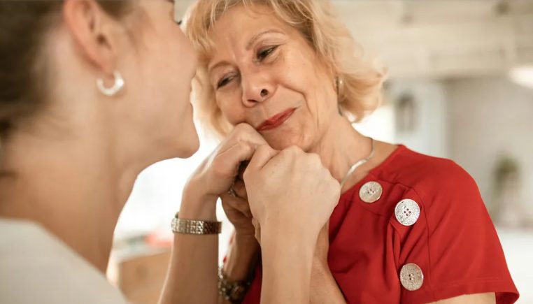 A leendő anyósom „véletlenül” elégette az esküvői ruhámat vasalás közben – majd megtagadta, hogy kifizesse, de a karma más terveket tartogatott számára.