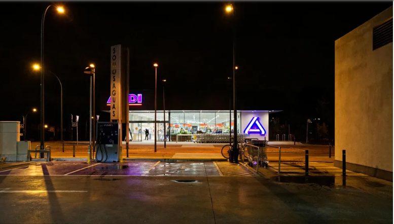 Ettem adtam egy éhes veteránnak és a kutyájának – egy hónappal később a főnököm dühösen berángatott az irodájába, és az egész életem a feje tetejére állt.