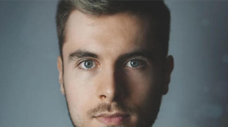 A kilencéves fiam sálat kötött az apja születésnapjára, de ő „lányos hobbynak” nevezte – ezért adtam az exemnek egy leckét, amit soha nem fog elfelejteni.