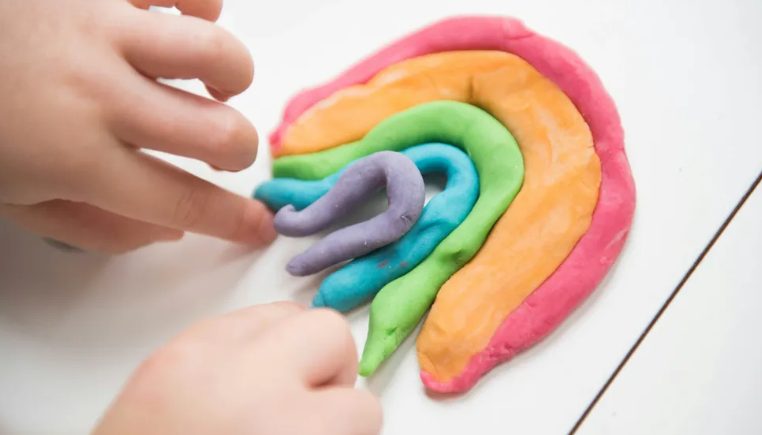 Az unokaöcsöm Play-Doh-t tömött a vécébe, és elárasztotta a vadonatúj házunkat – a szülei nem voltak hajlandók fizetni, ezért én magam adtam nekik leckét.
