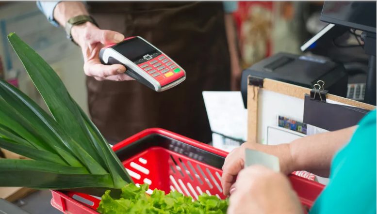 Fizettem egy idős hölgy vásárlásáért, amikor a kártyáját elutasították – két nappal később teljesen megváltozott az életem.