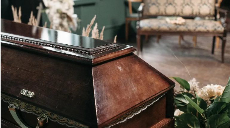 A mostohaanyám tönkretette a szoknyát, amit az elhunyt apám nyakkendőiből varrtam – a karma még azon az estén bekopogtatott az ajtónkhoz.