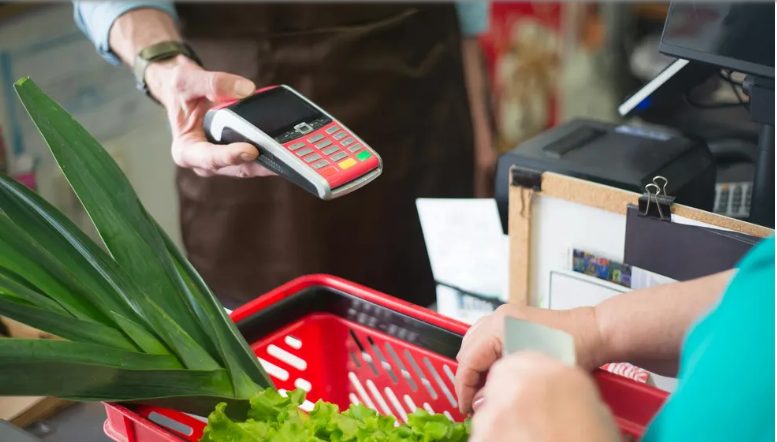 Ettem adtam egy éhes veteránnak és a kutyájának – egy hónappal később a főnököm dühösen berángatott az irodájába, és az egész életem a feje tetejére állt.
