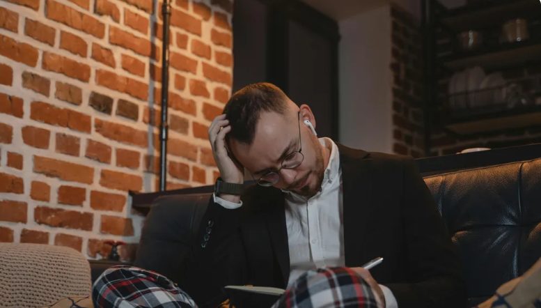 Pincért kirúgnak, mert hajléktalant enged éjszakázni az étteremben – másnap reggel egy repülőjegy van az ajtaja előtt.