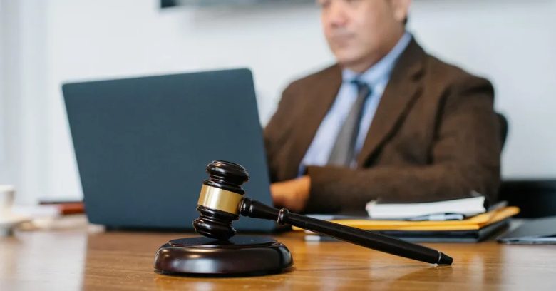 A húgom a gyermekvédelmi hatóságot (CPS) hívta rám, miközben az életemért küzdöttem a kórházban – amikor megtudtam, miért tette, leckét kellett adnom neki.
