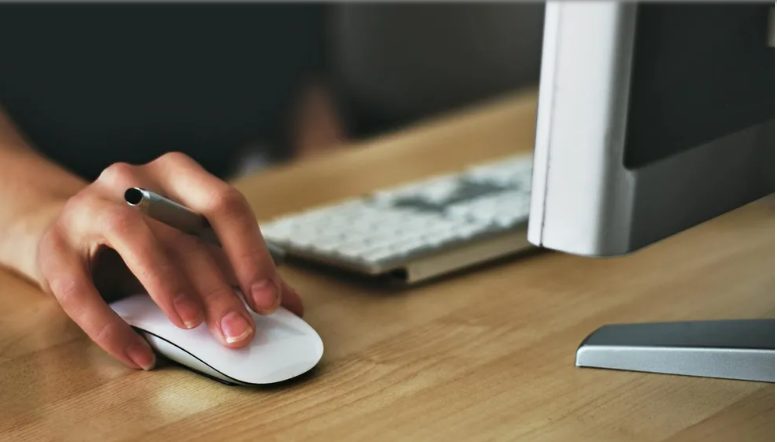 Ettem adtam egy éhes veteránnak és a kutyájának – egy hónappal később a főnököm dühösen berángatott az irodájába, és az egész életem a feje tetejére állt.