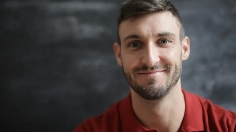 Meghívtam az új barátnőmet – amikor meglátta a férjemet, szinte rávetette magát.