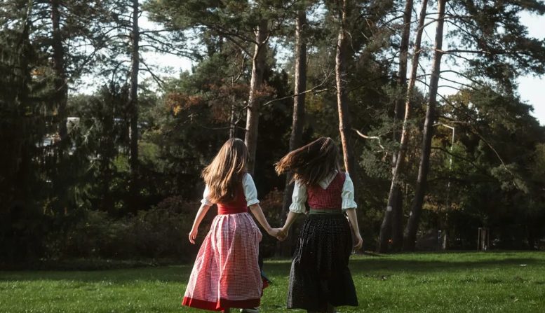 Örökbe fogadtam a legjobb barátnőm lányát a hirtelen halála után – amikor a lány betöltötte a 18-at, azt mondta nekem: „Pakold össze a holmidat!”