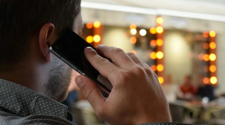 Az emberek kinevettek, amikor a kártyámat elutasították, miközben a kis unokámat tartottam a karomban – majd egy hang mögöttem azt mondta: „Asszonyom. Ön a babával.”