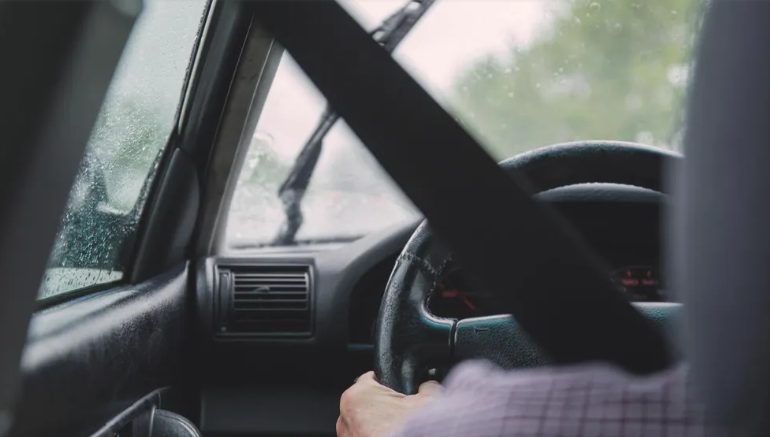 Miután a szüleim meghaltak, a nagynéném elvette a pénzüket, és eladott engem – húsz évvel később a házvezetőnőjeként alkalmazott.