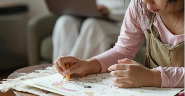 Ötéves lányom lerajzolta a családunkat, és azt mondta: „Ő az új kisöcsém.”